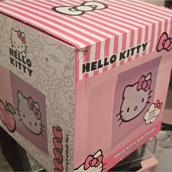 Hello Kitty Mini Fridge Thermoelectric Cooler - Picture 12 of 12
